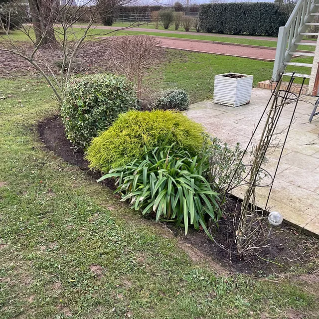 Massif fleuri avec arbustes d'ornement en Normandie