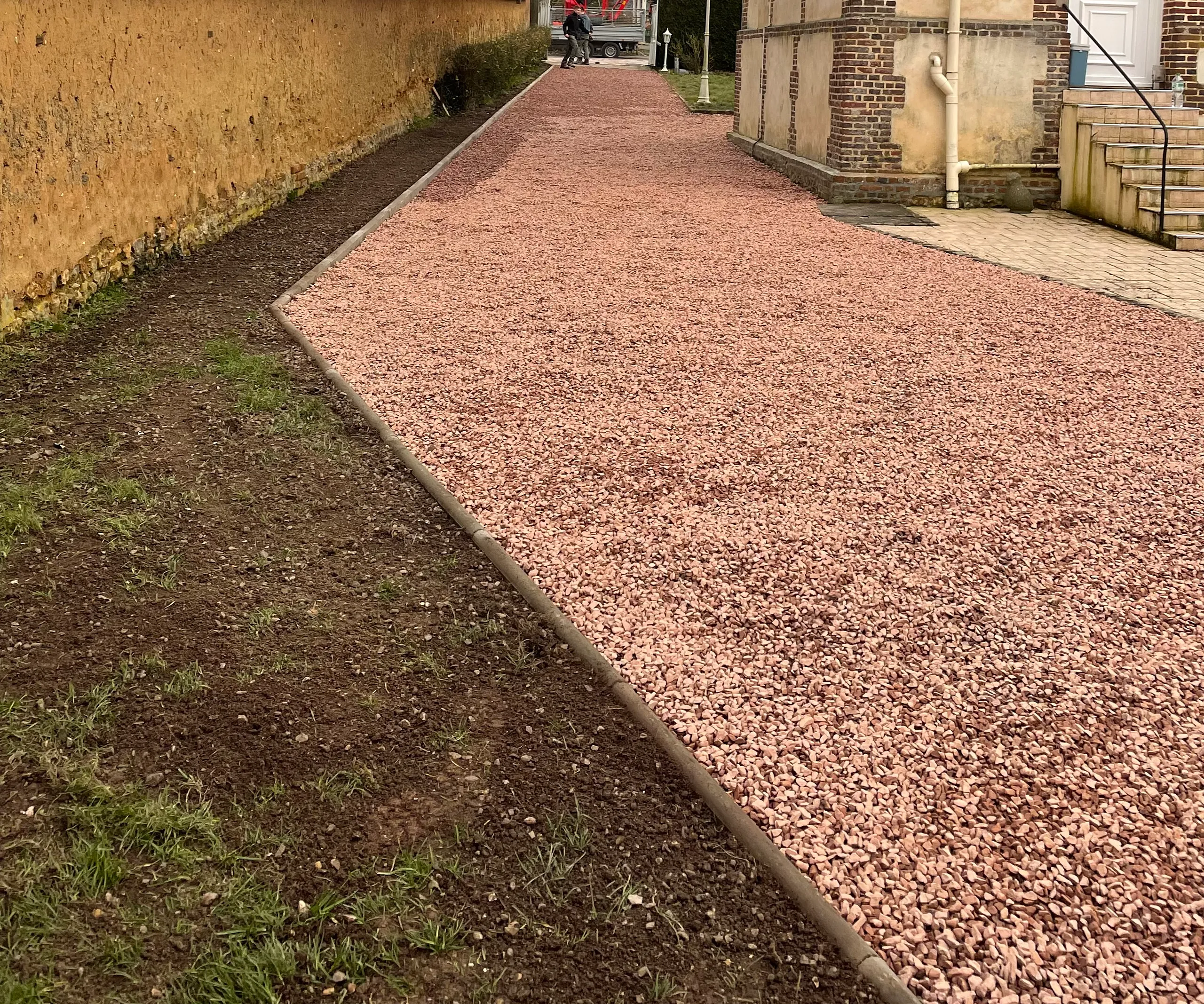 Allée en gravier avec bordures béton